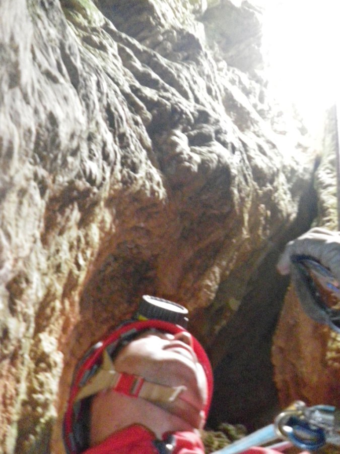 Rafa saliendo del avenc