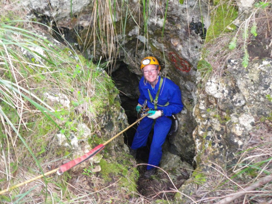 Christine en la boca de la cueva