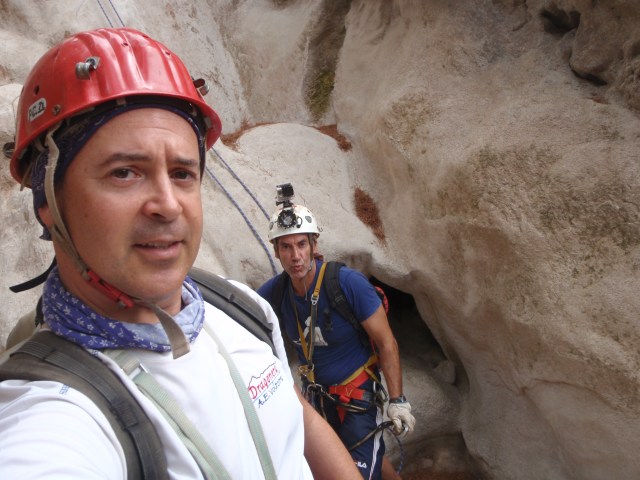 Mingui recibiendo un besito de Vicente Pardo, je