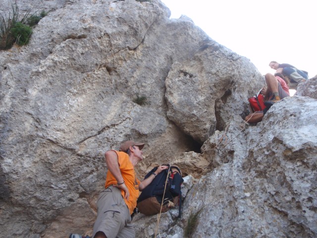 subiendo el pesado material 