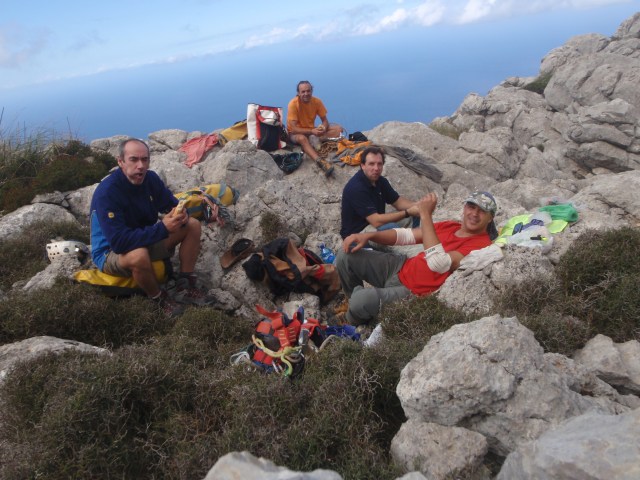 en el avenc, toca comer y hacer la siesta