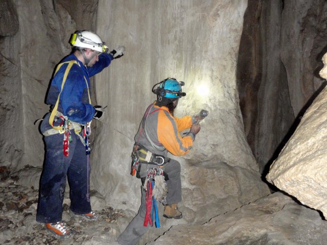 Félix y Tarazga, asegurando el pozarro