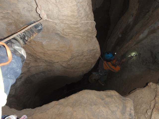 bajo él, directo 180m, poco + poco -