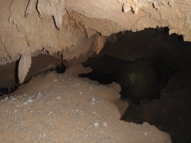 abajo, otro pocete y una cueva