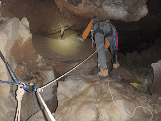 accediendo a la cavidad sobre el filo del abismo