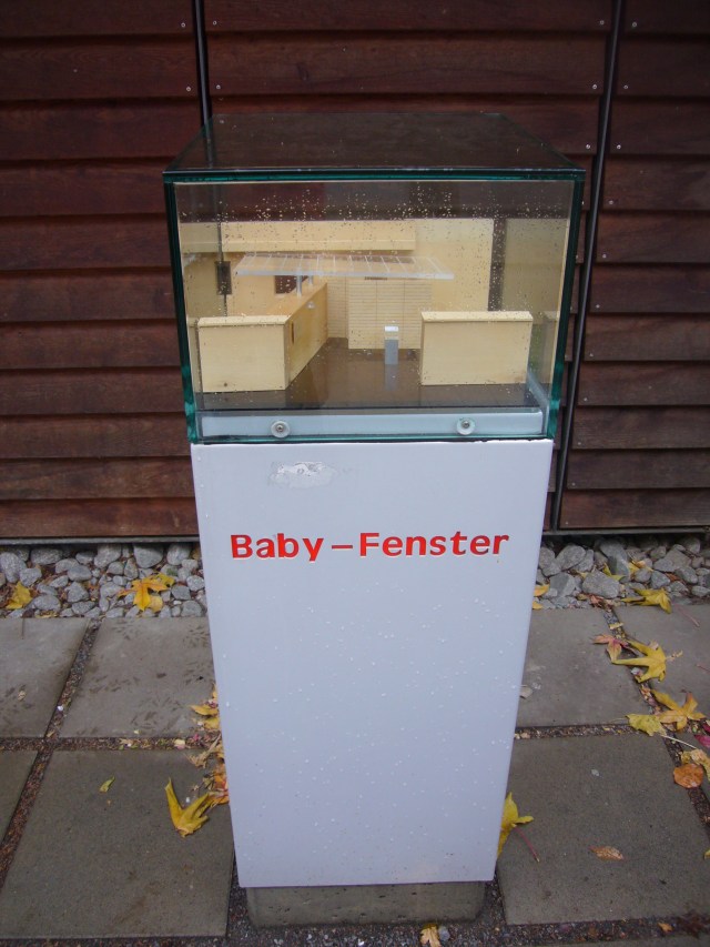 Maqueta, de la Moses Baby Fenster e.v. Se dejaba al bebé que no se podía cuidar, tras la ventana y las misioneras lo recogían.