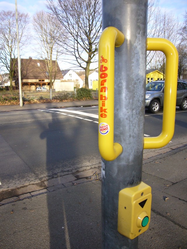 Asa para los ciclistas mientras esperan para cruzar la calle