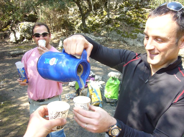 José Luis nos trae cafetito caliente y bollería del Félix y Tomás, así da gusto.
